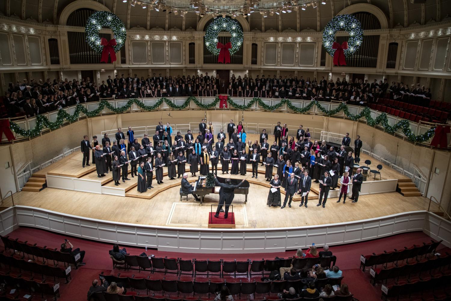 The <a href='http://sx2.4dian8.com'>bv伟德ios下载</a> Choir performs in the Chicago Symphony Hall.